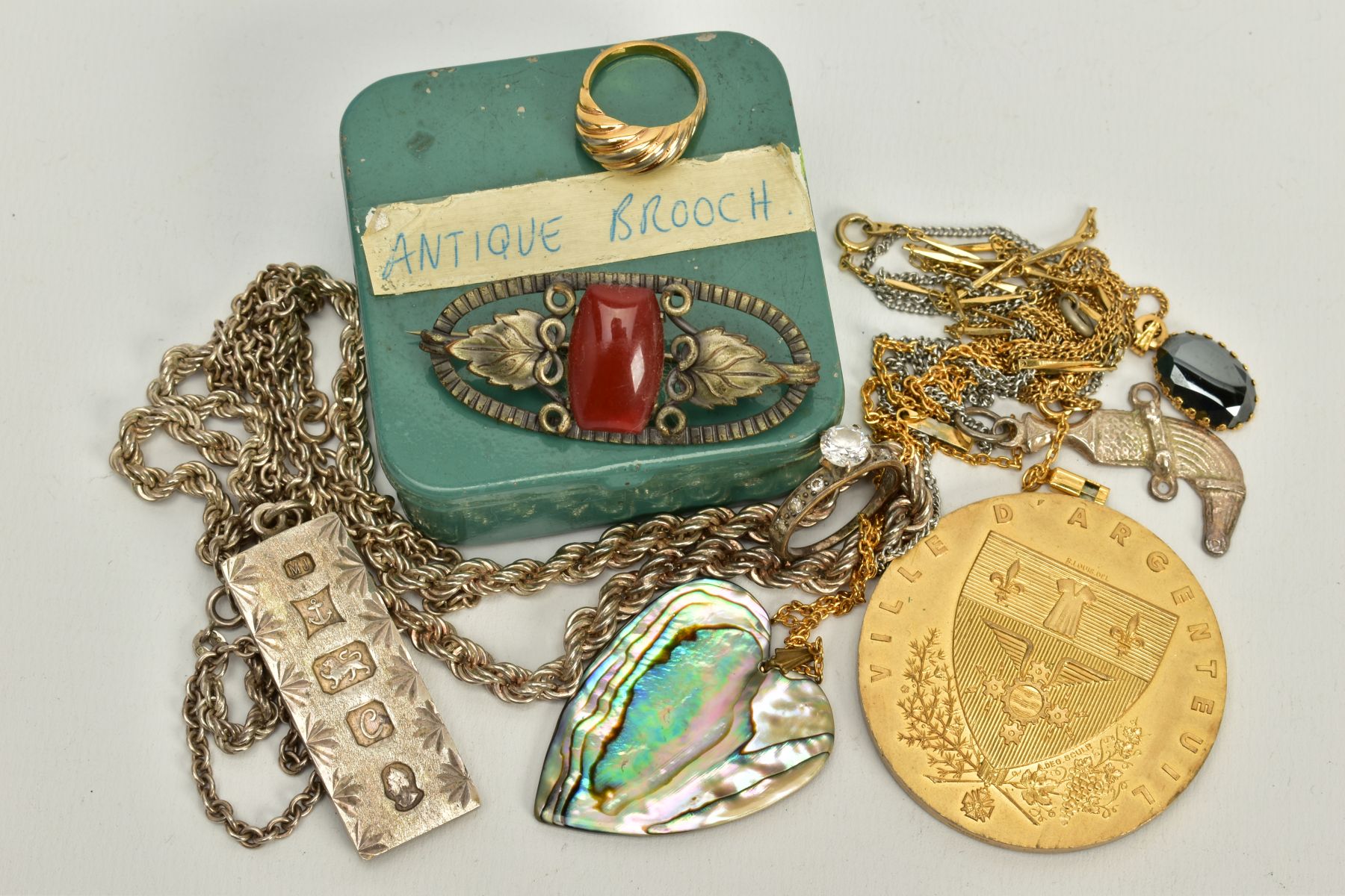 A SELECTION OF JEWELLERY, to include a silver ingot pendant hallmarked Birmingham 1977, suspended