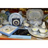 A GROUP OF 19TH CENTURY BLUE AND WHITE PRINTED DINNER WARES, BOXED WEDGWOOD, etc, including a