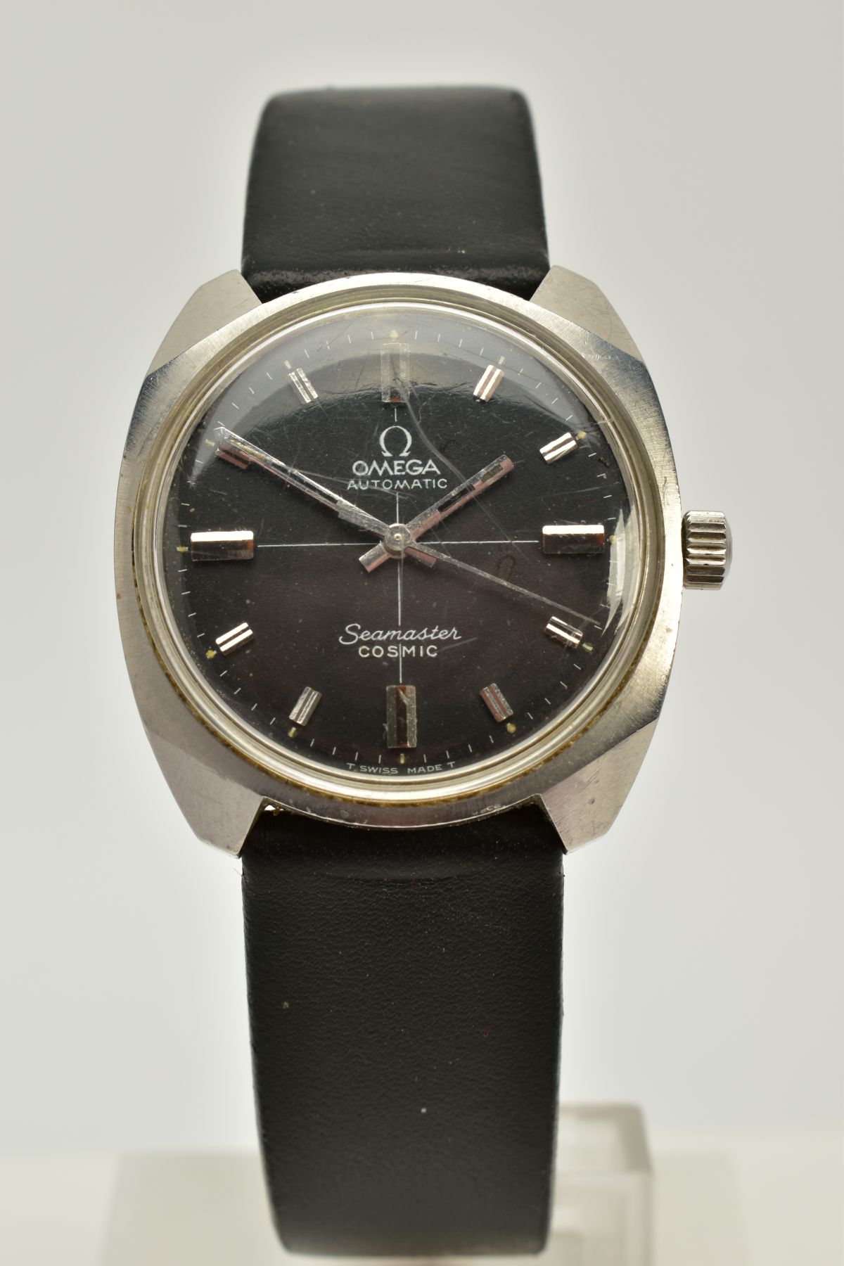 A GENTS OMEGA AUTOMATIC SEAMASTER COSMIC WRISTWATCH, black dial, baton markers, silver coloured