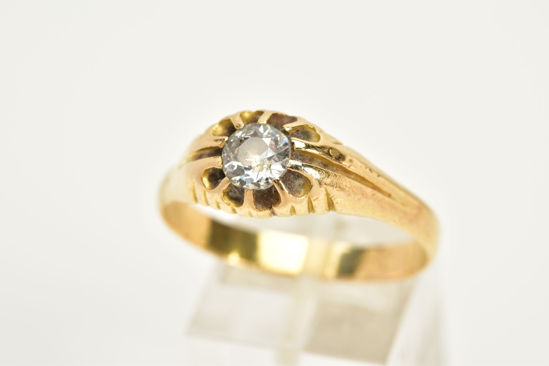 A GENTS SINGLE STONE DIAMOND RING, a yellow metal ring designed with a claw set old cut diamond,