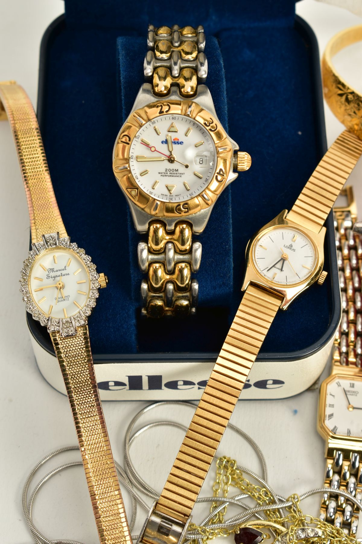 A SELECTION OF WRISTWATCHES AND JEWELLERY, to include five ladies wristwatches of various styles - Bild 2 aus 4