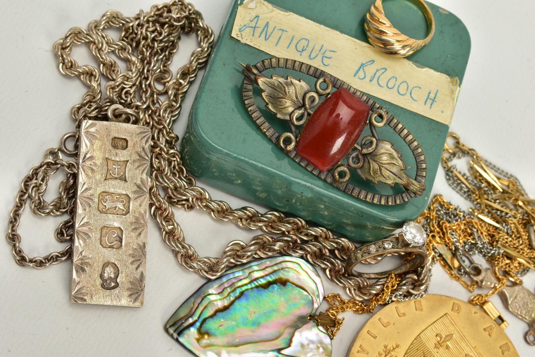 A SELECTION OF JEWELLERY, to include a silver ingot pendant hallmarked Birmingham 1977, suspended - Image 3 of 3