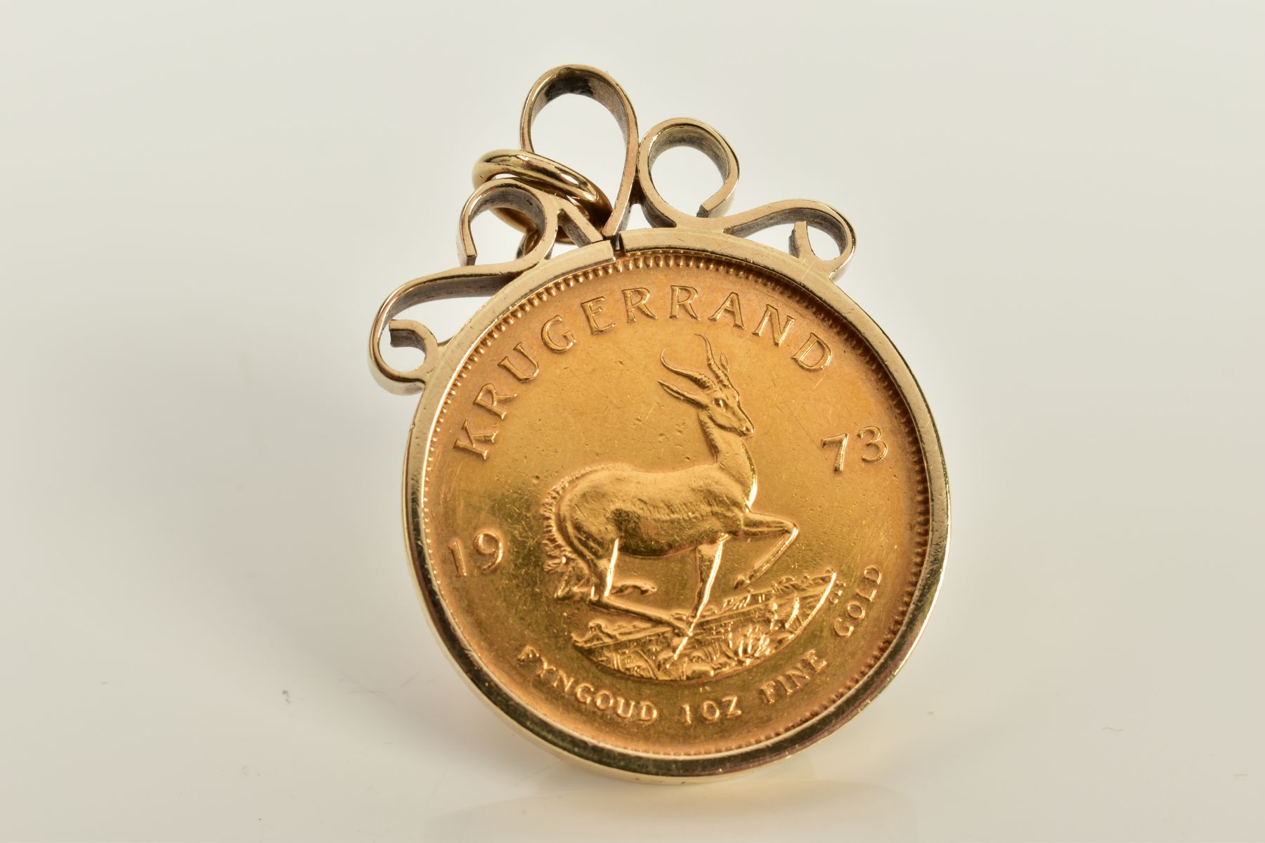 A 1973 KRUGERRAND IN A YELLOW METAL MOUNT, within a yellow metal collet mount of scroll design, - Bild 2 aus 5