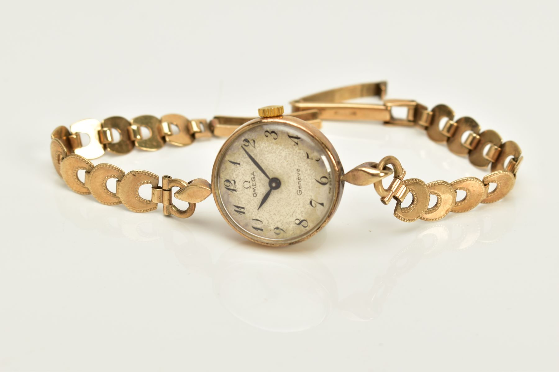 A LADIES 9CT GOLD OMEGA WRISTWATCH, round dial measuring approximately 19mm in diameter, cream - Bild 2 aus 4