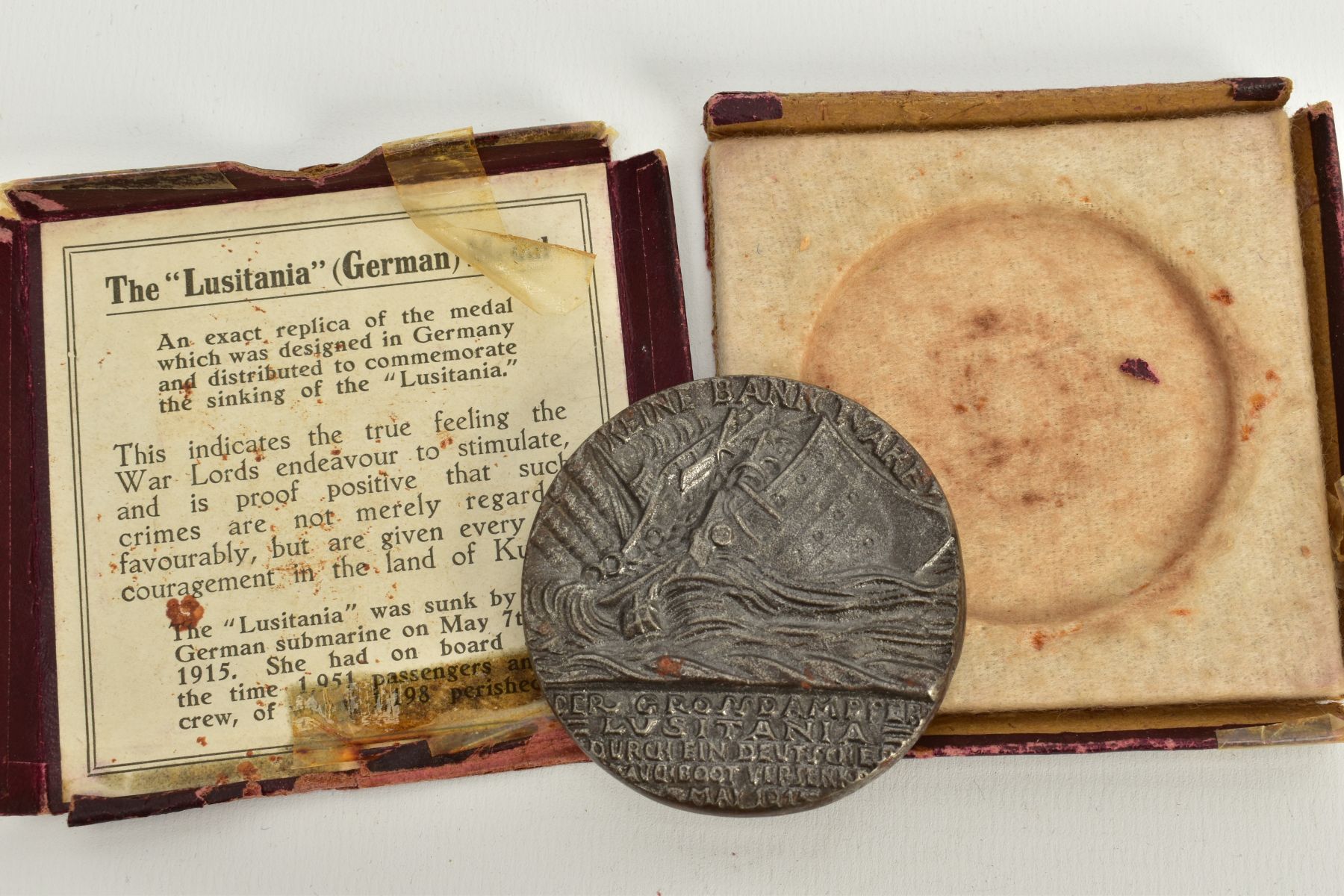 A CASED REPLICA R.M.S. LUSITANIA MEDALLION, commemorative medallion depicting the sinking of the ' - Bild 2 aus 4