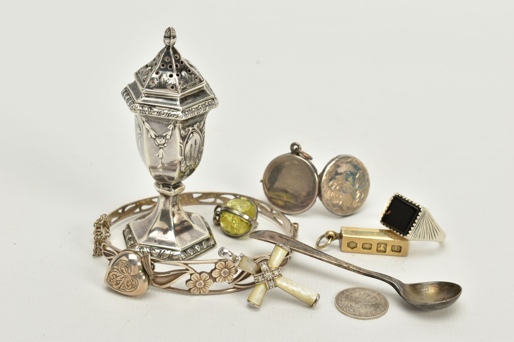 A SELECTION OF ITEMS, to include a silver pepper pot, hallmarked Birmingham 1904, a silver open work