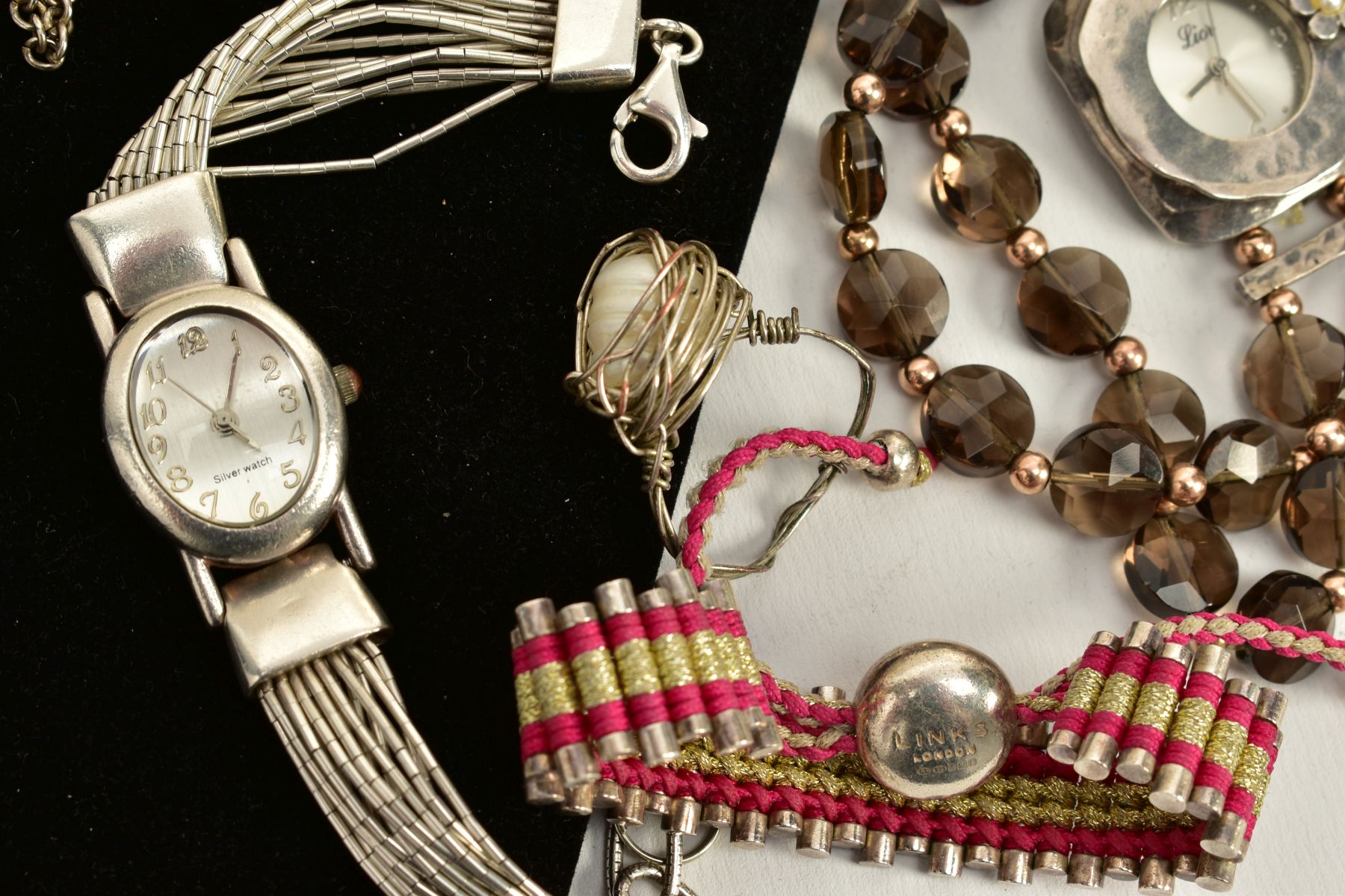 A SELECTION OF ITEMS, to include 'Links London' silver and pink cord pull bracelet, beaded clasp - Bild 2 aus 4