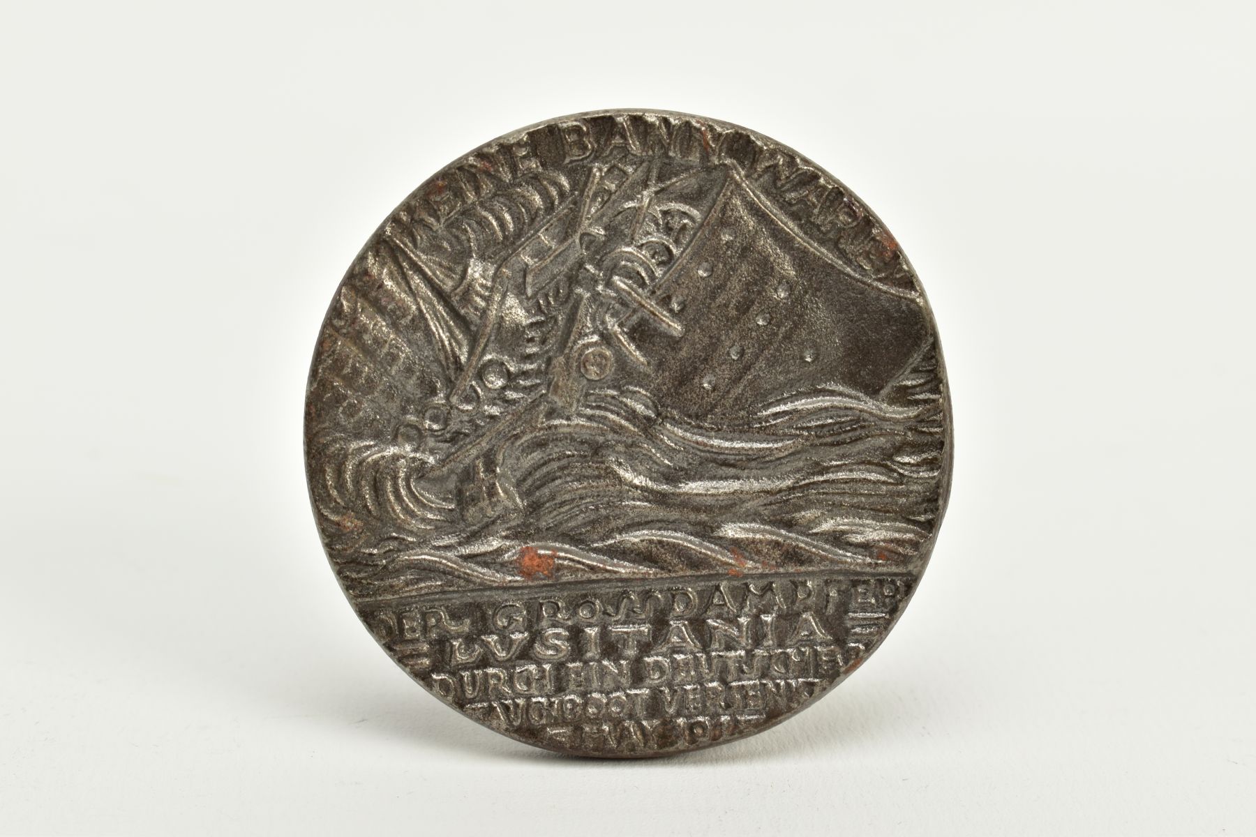 A CASED REPLICA R.M.S. LUSITANIA MEDALLION, commemorative medallion depicting the sinking of the ' - Image 3 of 4