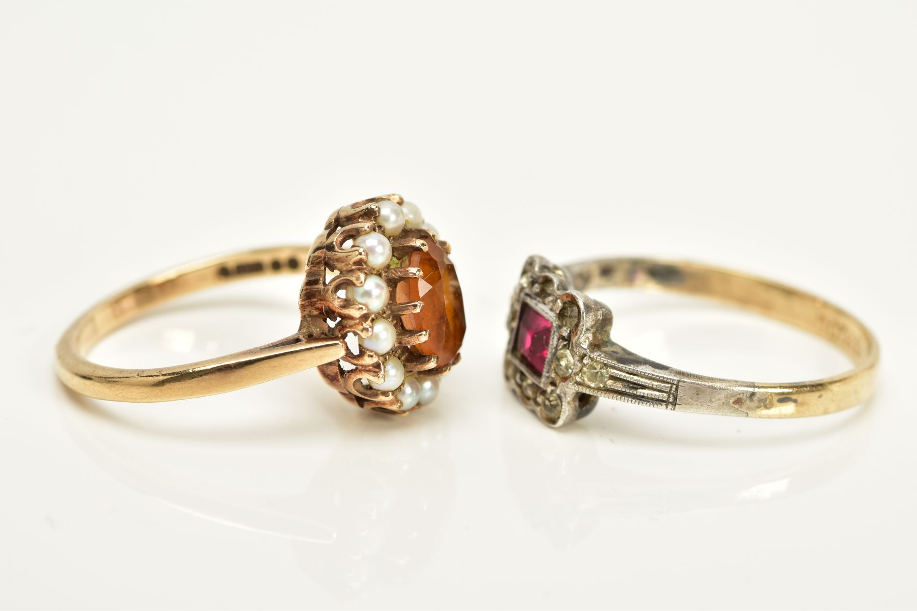 TWO CLUSTER RINGS, the first designed with a central oval cut orange stone assessed as citrine, - Bild 2 aus 4