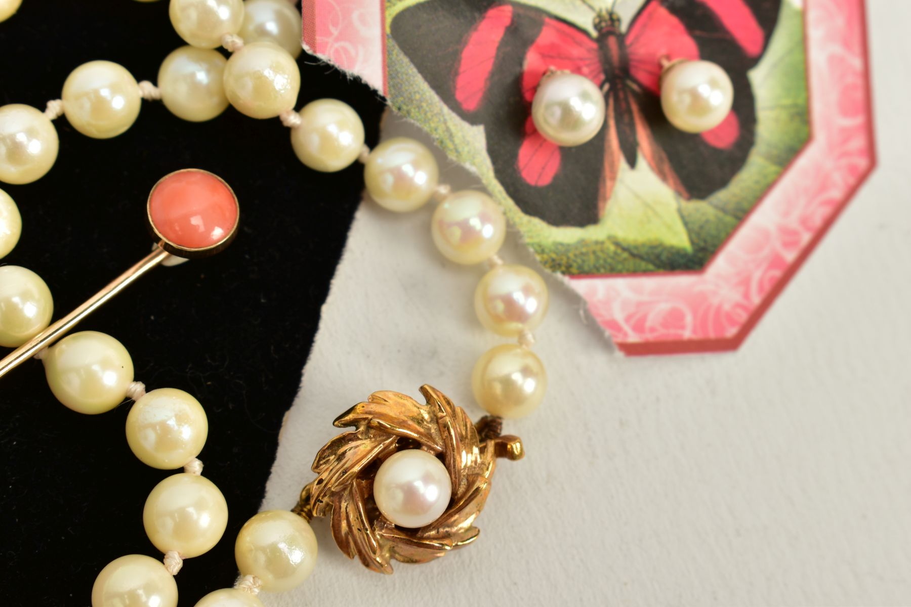 A CULTURED PEARL NECKLACE, EARRINGS AND A STICK PIN, the cultured pearl necklace, fitted with a - Bild 2 aus 2