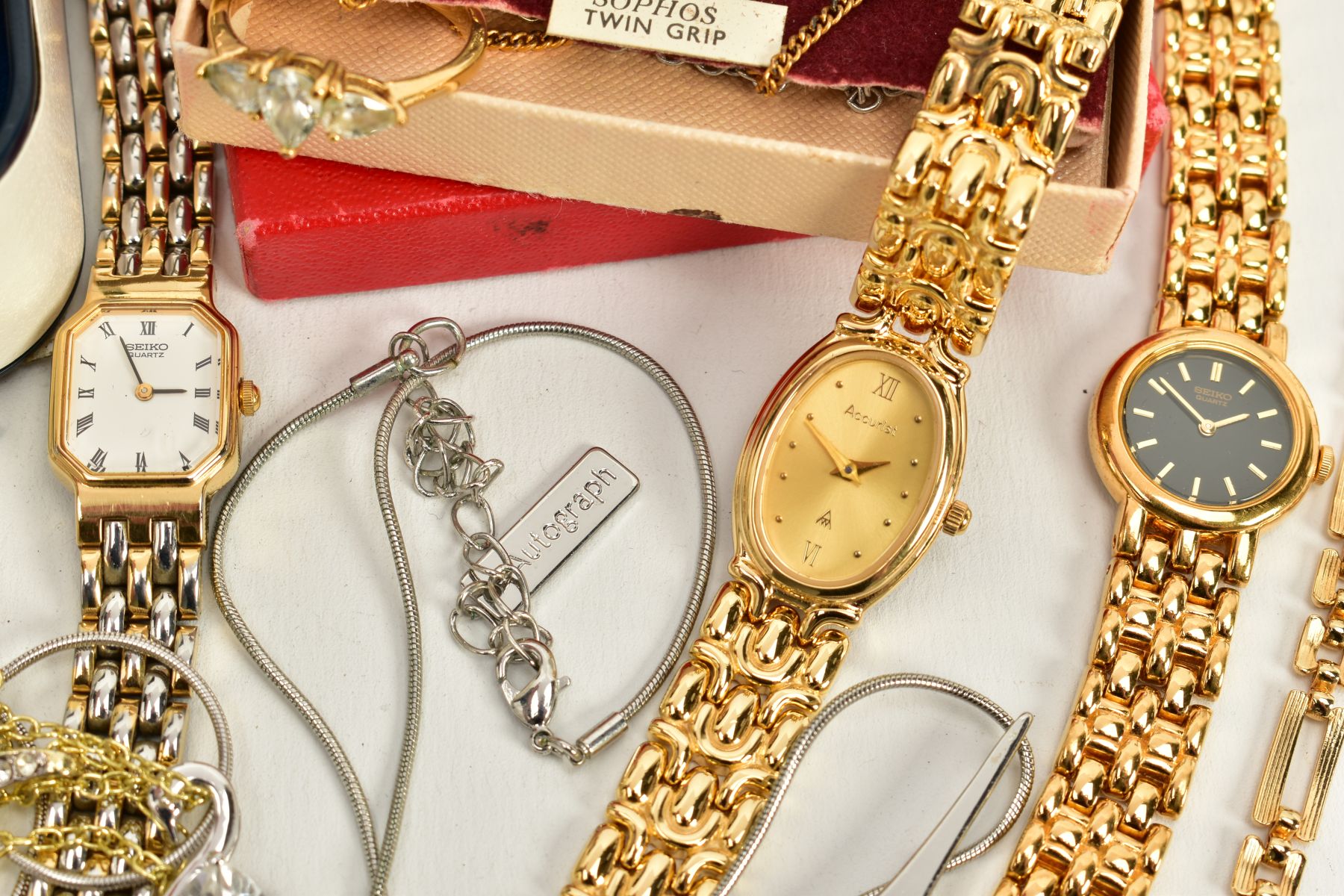 A SELECTION OF WRISTWATCHES AND JEWELLERY, to include five ladies wristwatches of various styles - Bild 3 aus 4