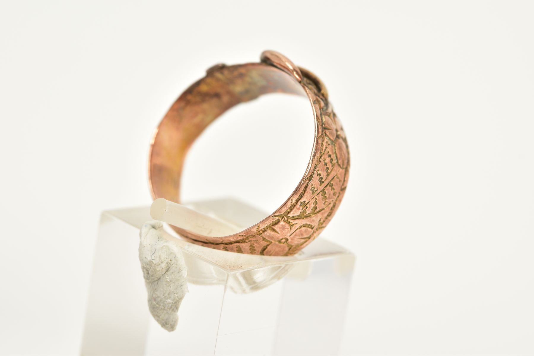 AN EARLY 20TH CENTURY 9CT GOLD RING, of belt and buckle form with floral engraved detail, hallmarked - Image 3 of 3