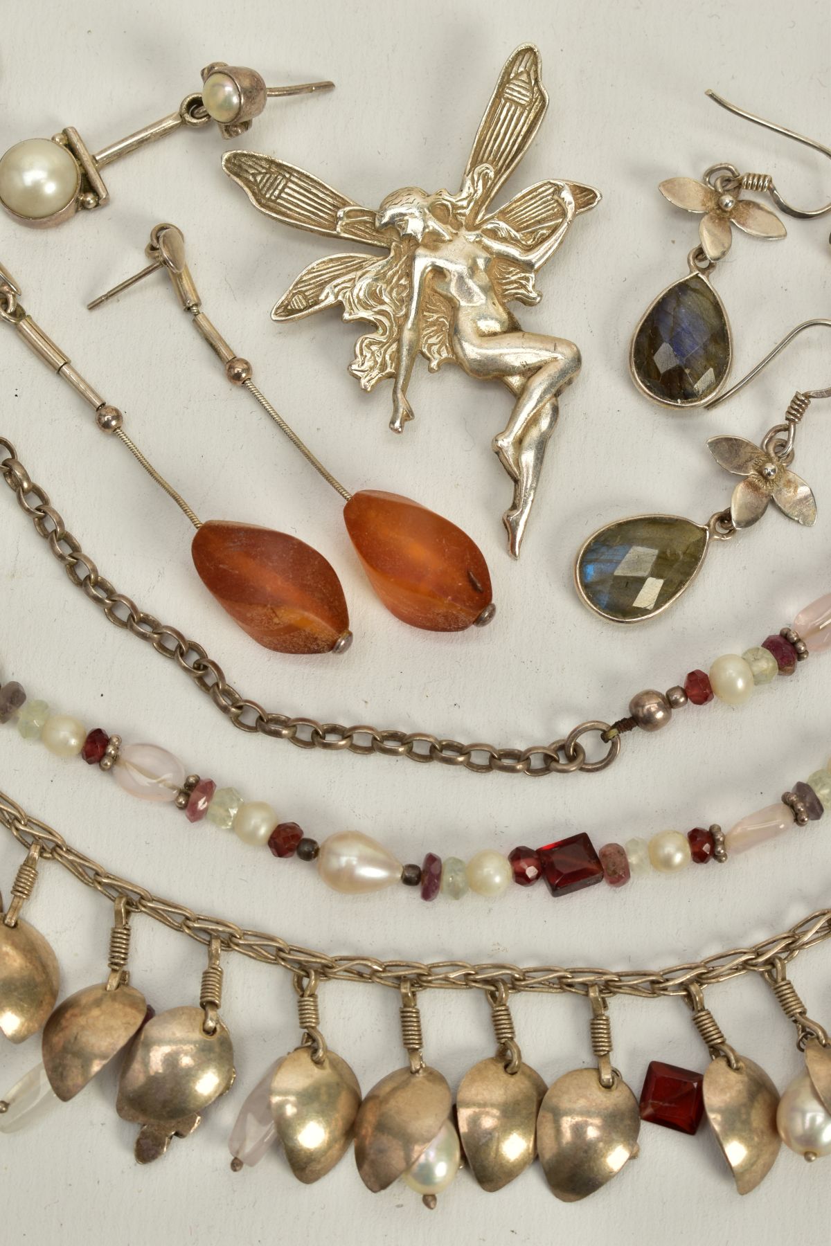 A SELECTION OF JEWELLERY, to include a silver fairy pendant/brooch, missing brooch pin, hallmarked - Bild 2 aus 4