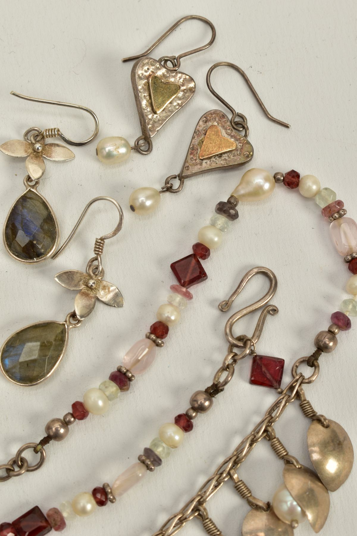 A SELECTION OF JEWELLERY, to include a silver fairy pendant/brooch, missing brooch pin, hallmarked - Bild 4 aus 4