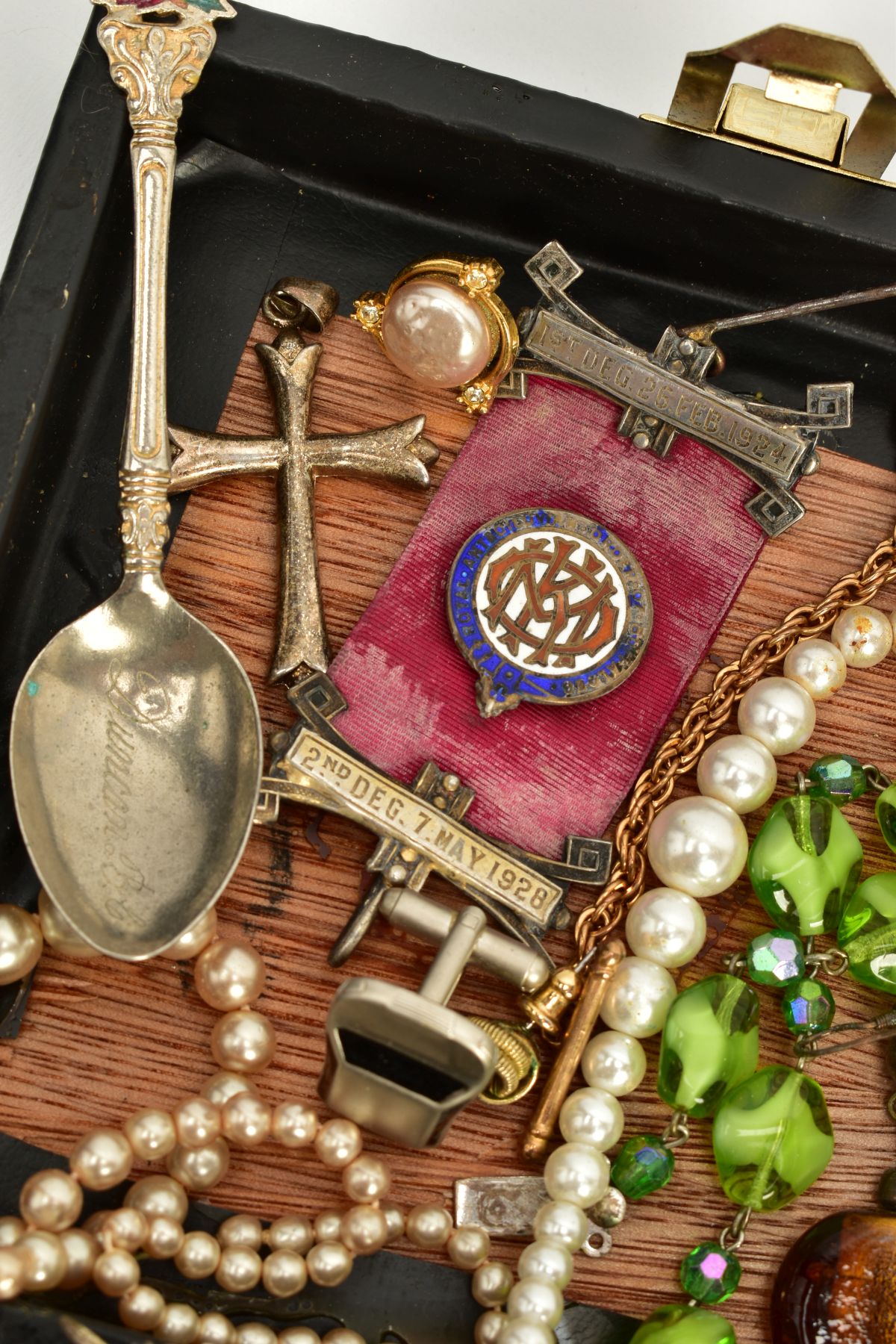 A BOX OF COSTUME JEWELLERY, to include eleven pairs of pierced and non-pierced earrings, a white - Bild 3 aus 3