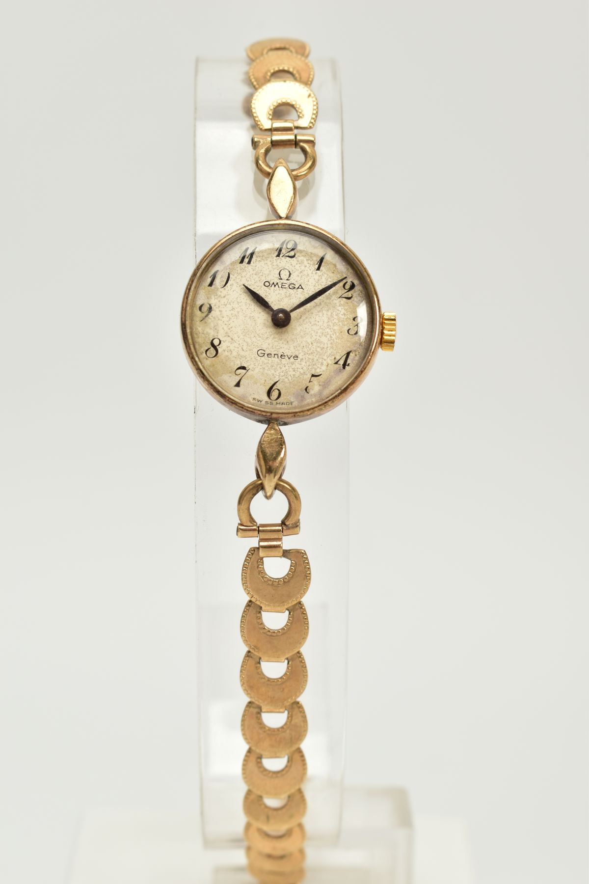 A LADIES 9CT GOLD OMEGA WRISTWATCH, round dial measuring approximately 19mm in diameter, cream