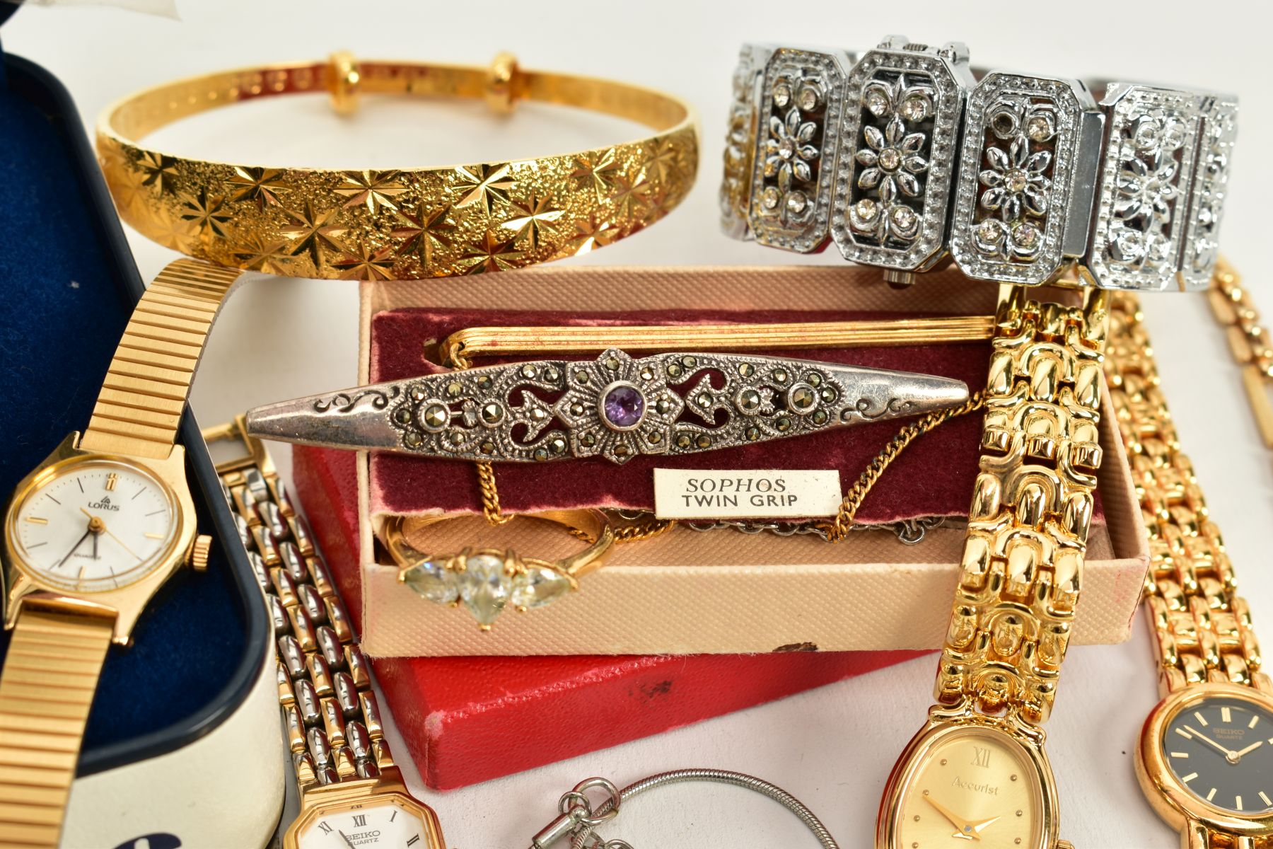 A SELECTION OF WRISTWATCHES AND JEWELLERY, to include five ladies wristwatches of various styles - Bild 4 aus 4
