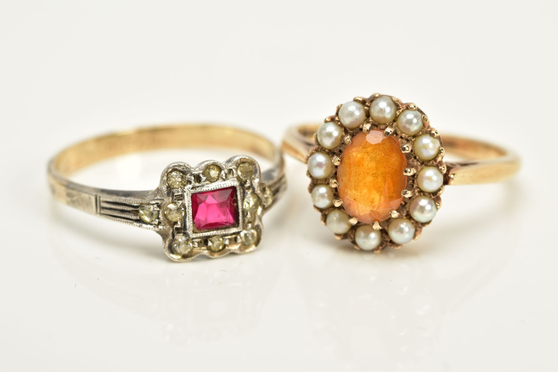 TWO CLUSTER RINGS, the first designed with a central oval cut orange stone assessed as citrine, - Bild 4 aus 4