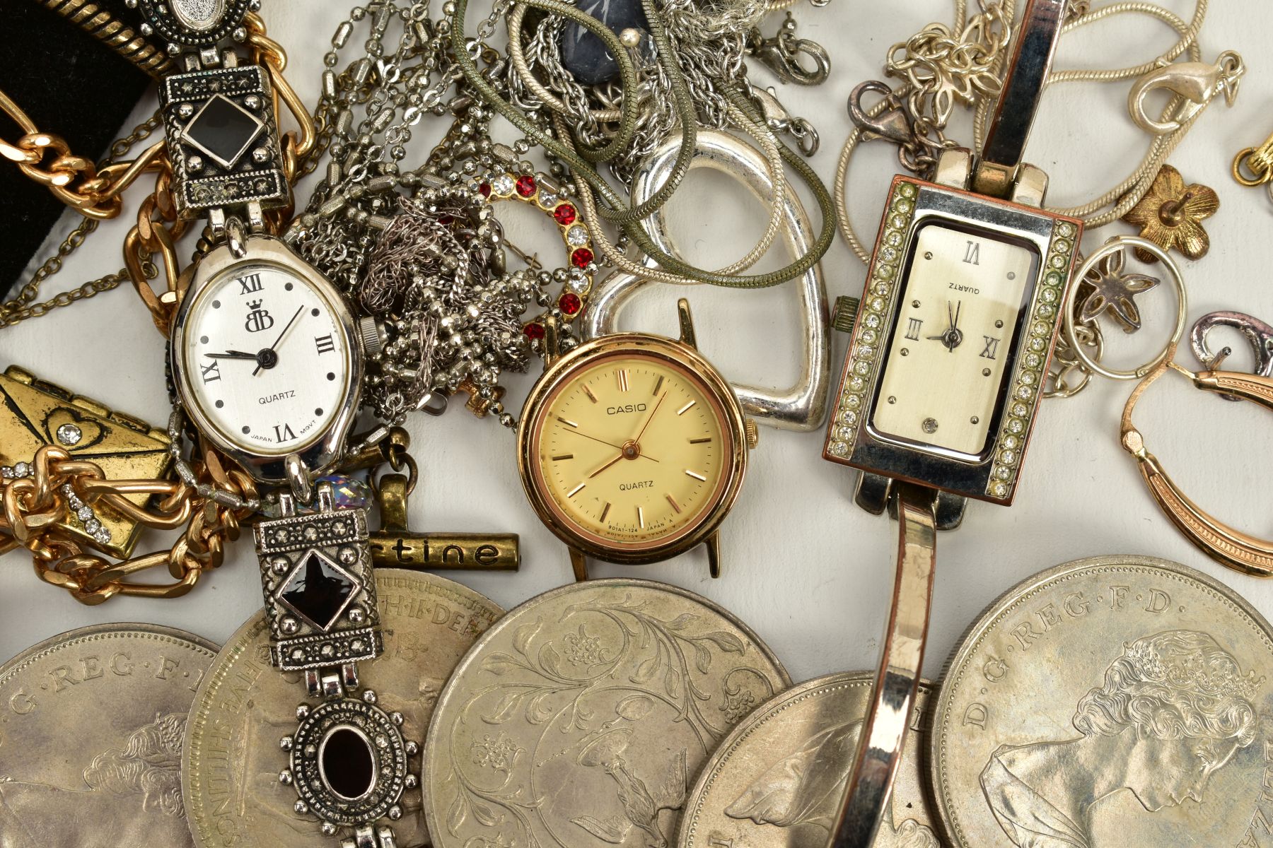 A SMALL QUANTITY OF JEWELLERY AND COINS, to include three ladies wristwatches, such as a ' - Bild 2 aus 3