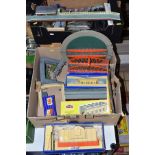 A QUANTITY OF BOXED AND UNBOXED HORNBY DUBLO AND OTHER LINESIDE BUILDINGS, TRACK, ACCESSORIES AND