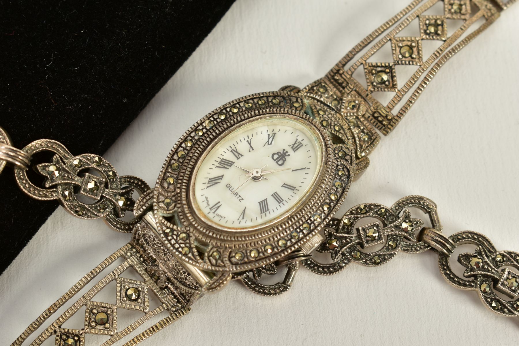 A LADIES SILVER MARCASITE WATCH AND BRACELET, the watch of oval design, white dial, Roman - Bild 2 aus 3