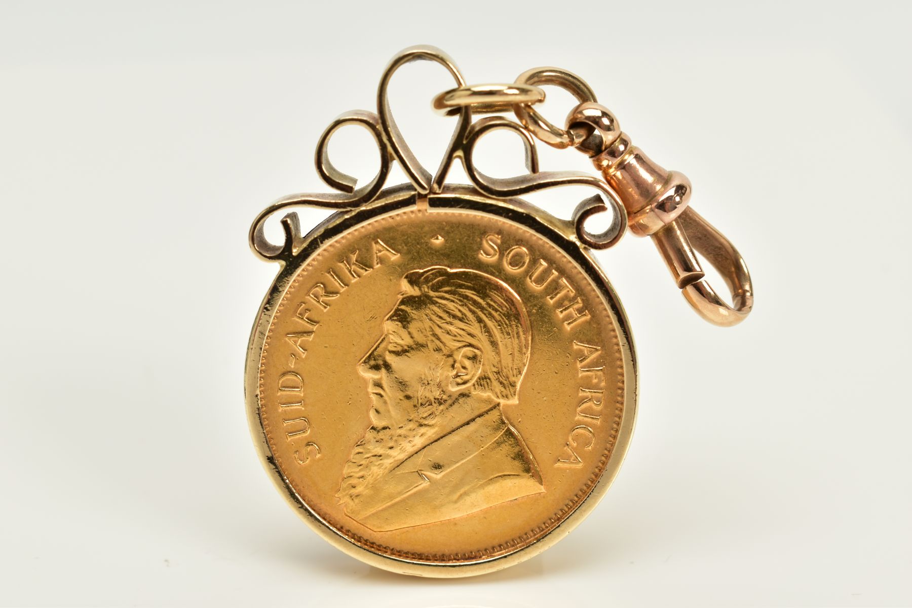 A 1973 KRUGERRAND IN A YELLOW METAL MOUNT, within a yellow metal collet mount of scroll design, - Bild 3 aus 5