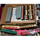 A QUANTITY OF BOXED AND UNBOXED HORNBY DUBLO PASSENGER COACHES, assorted Stanier, Suburban, B.R.