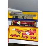 A BOXED HORNBY DUBLO BREAKDOWN CRANE SET, No.4620, complete with match wagons, all four screw