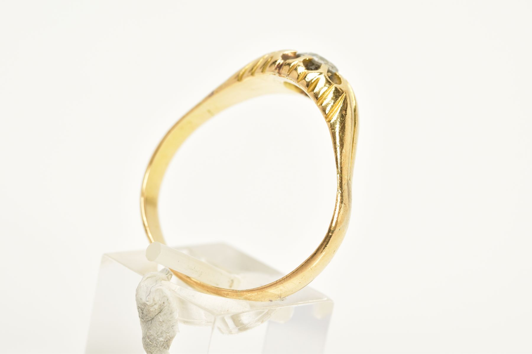 A GENTS SINGLE STONE DIAMOND RING, a yellow metal ring designed with a claw set old cut diamond, - Bild 3 aus 3