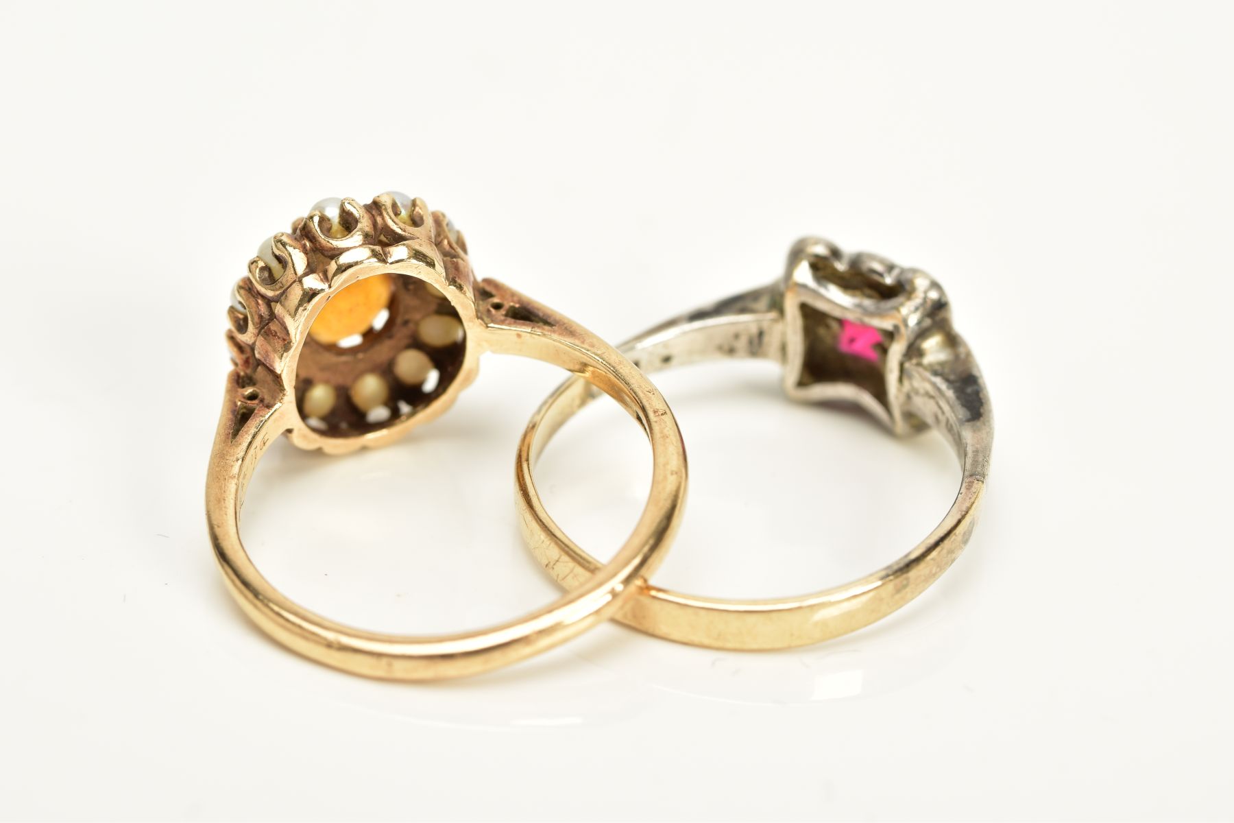 TWO CLUSTER RINGS, the first designed with a central oval cut orange stone assessed as citrine, - Bild 3 aus 4