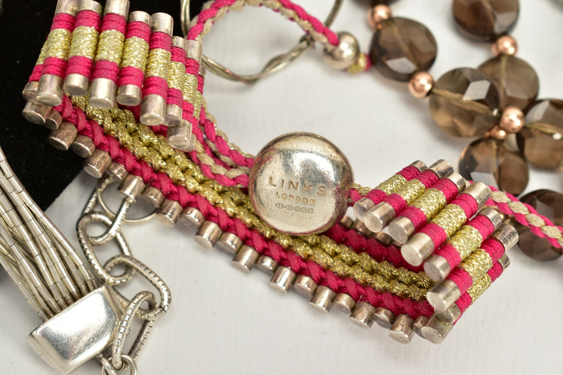 A SELECTION OF ITEMS, to include 'Links London' silver and pink cord pull bracelet, beaded clasp - Bild 4 aus 4