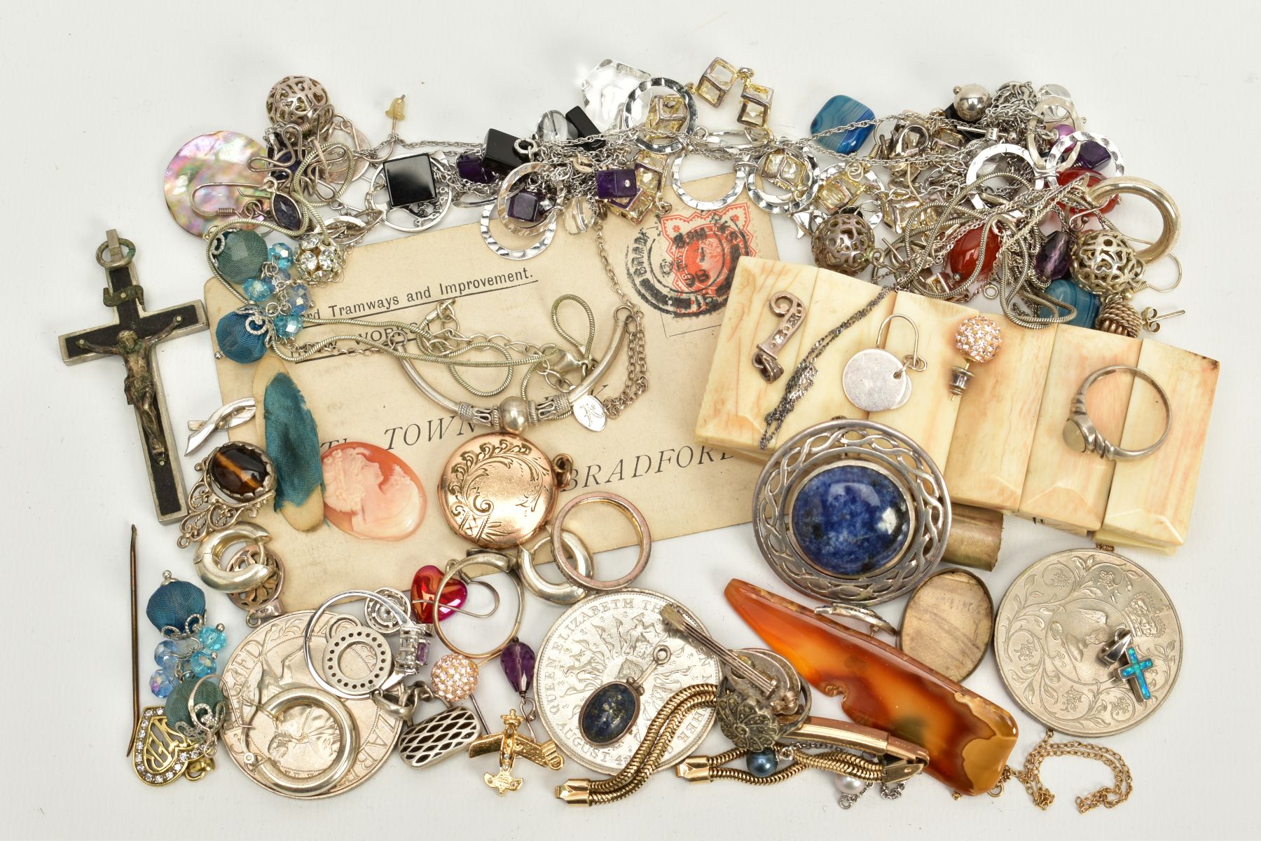 A SELECTION OF ITEMS, to include various pieces of white metal jewellery such as a silver Celtic
