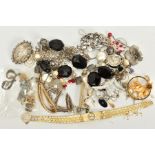 A SELECTION OF JEWELLERY, to include a silver Victorian oval brooch, depicting Dover Castle with a