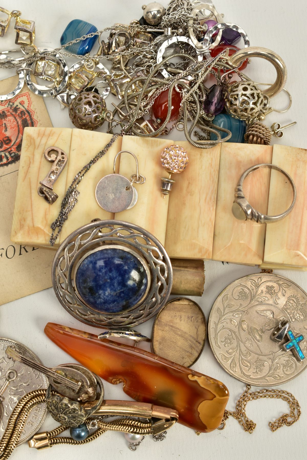 A SELECTION OF ITEMS, to include various pieces of white metal jewellery such as a silver Celtic - Bild 2 aus 3