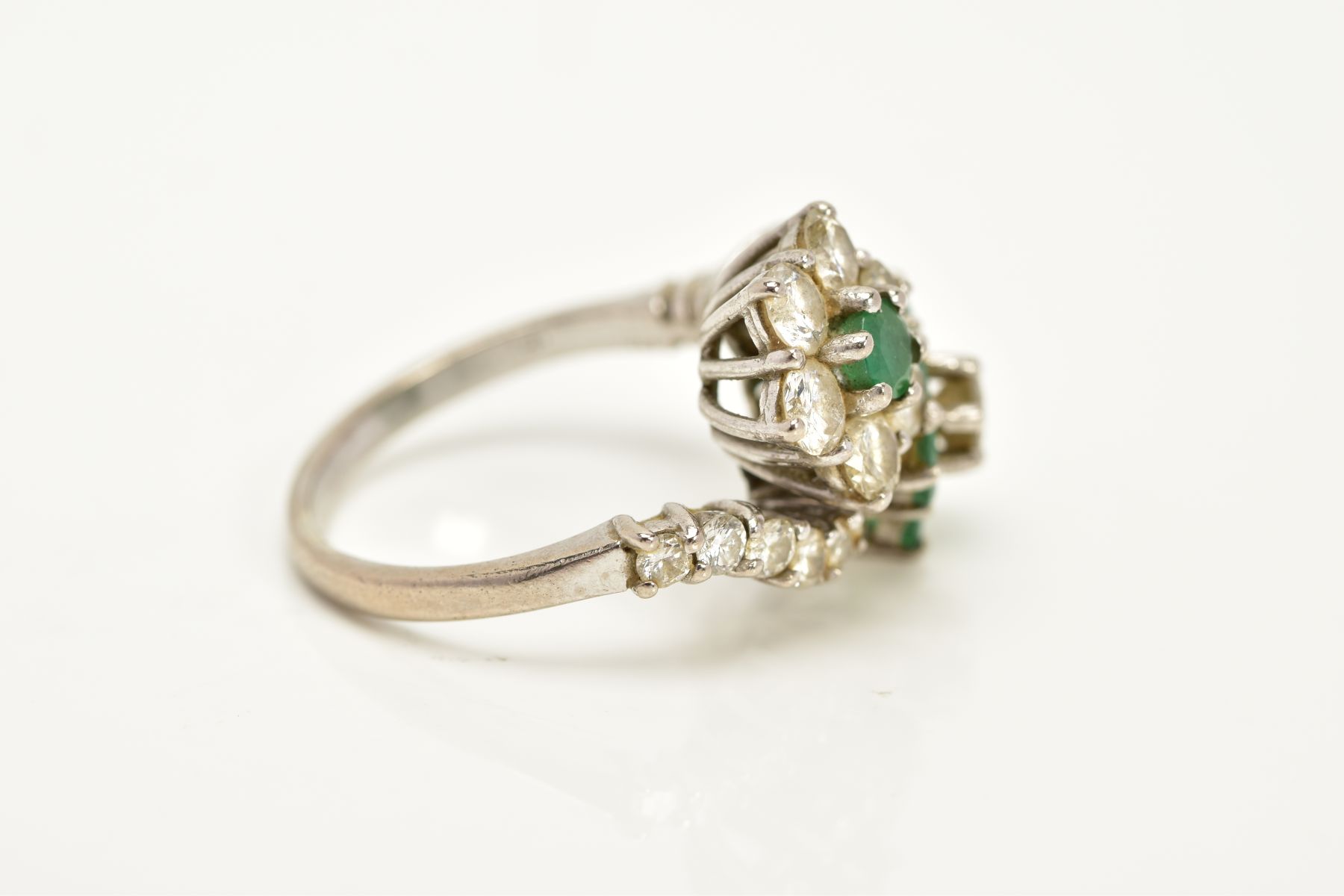 A DIAMOND AND EMERALD CROSSOVER RING, the white metal ring of crossover design, in the form of two - Image 5 of 6