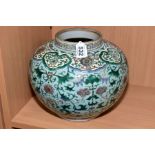 AN EARLY 19TH CENTURY CHINESE PORCELAIN FAMILLE VERTE GINGER JAR, lacks cover, enamelled with a pale