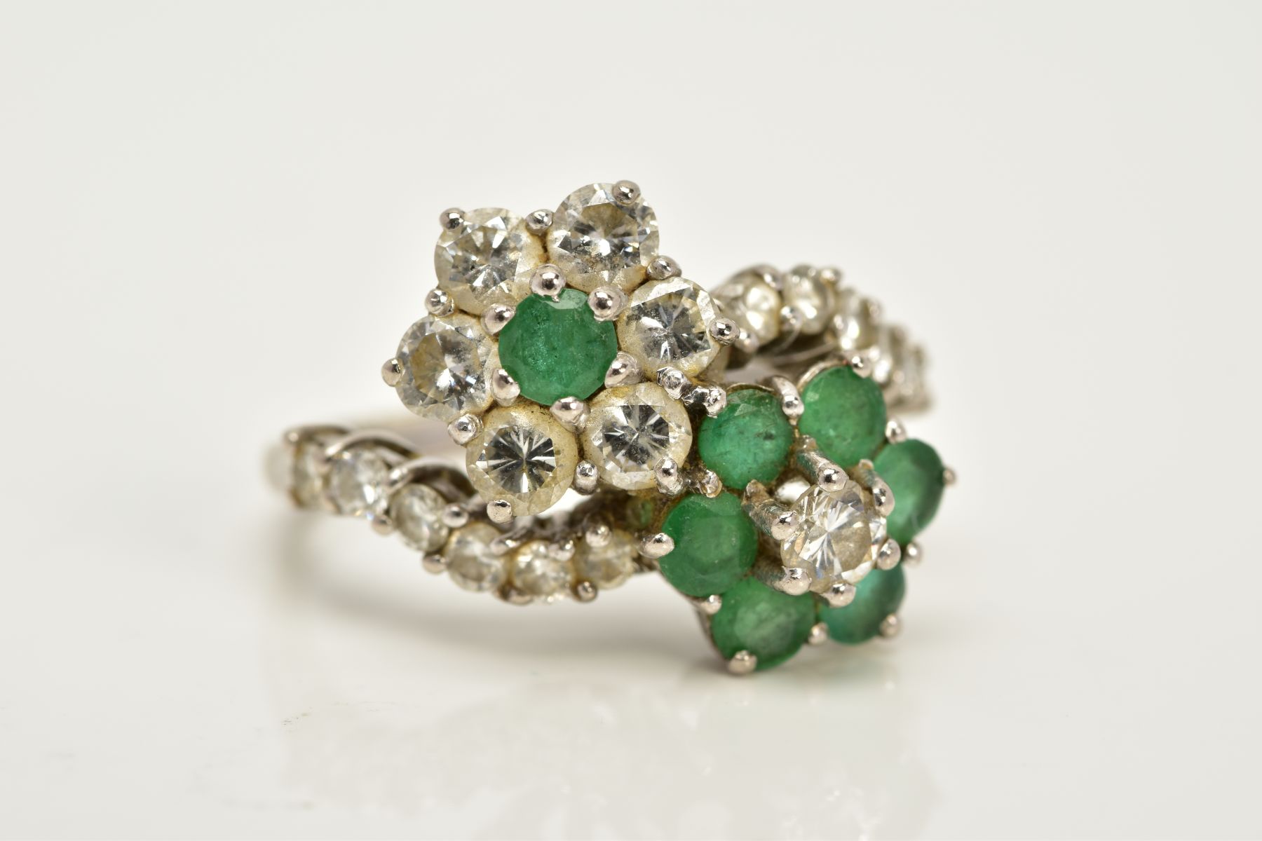 A DIAMOND AND EMERALD CROSSOVER RING, the white metal ring of crossover design, in the form of two - Image 6 of 6