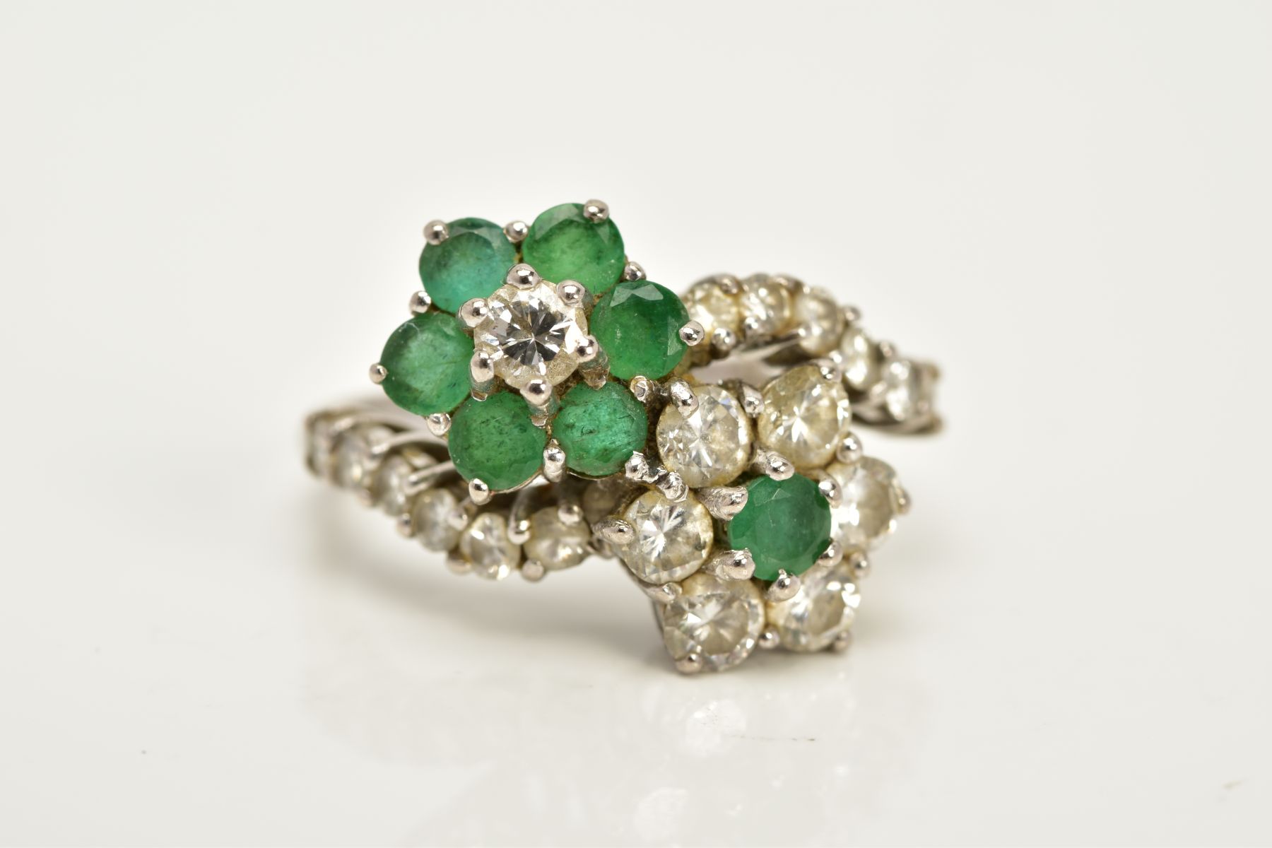 A DIAMOND AND EMERALD CROSSOVER RING, the white metal ring of crossover design, in the form of two - Image 4 of 6