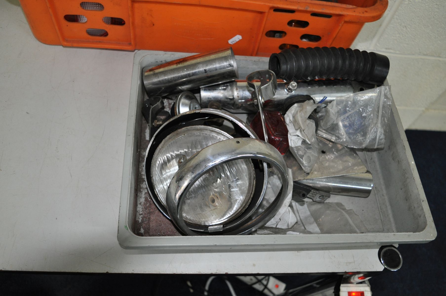 TWO TRAYS CONTAINING VINTAGE AUTOMOTIVE PARTS, including a motorbike fuel tank, mud guards, handle - Image 3 of 4