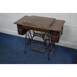 AN EARLY 20TH CENTURY OAK SINGER TREADLE SEWING MACHINE