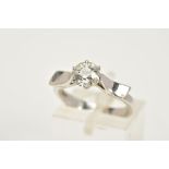 A SINGLE STONE DIAMOND RING, a transitional cut diamond, estimated weight 0.92ct, colour assessed as