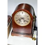 AN EARLY 20TH CENTURY MAHOGANY AND SATINWOOD STRUNG DOME TOP MANTEL CLOCK, brass handles to sides