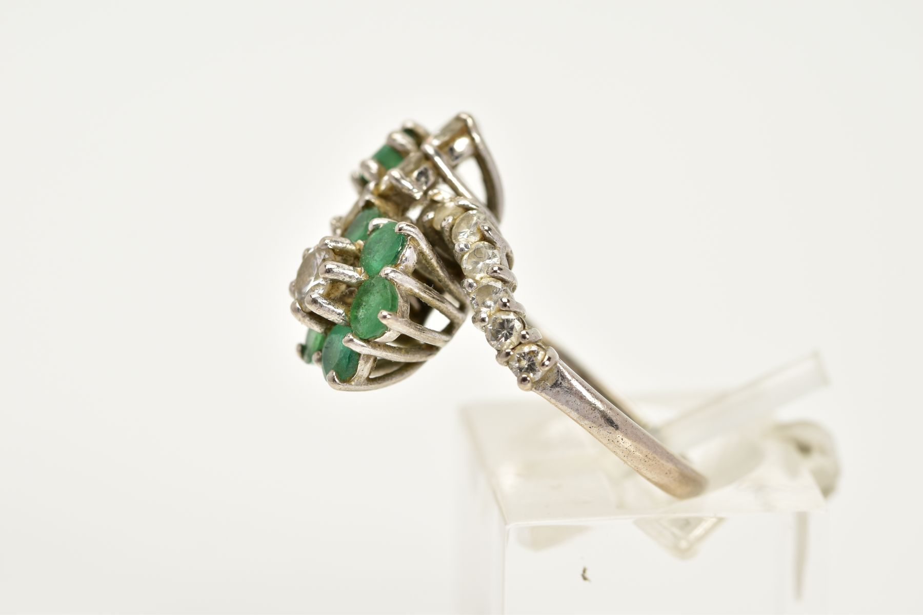 A DIAMOND AND EMERALD CROSSOVER RING, the white metal ring of crossover design, in the form of two - Image 2 of 6
