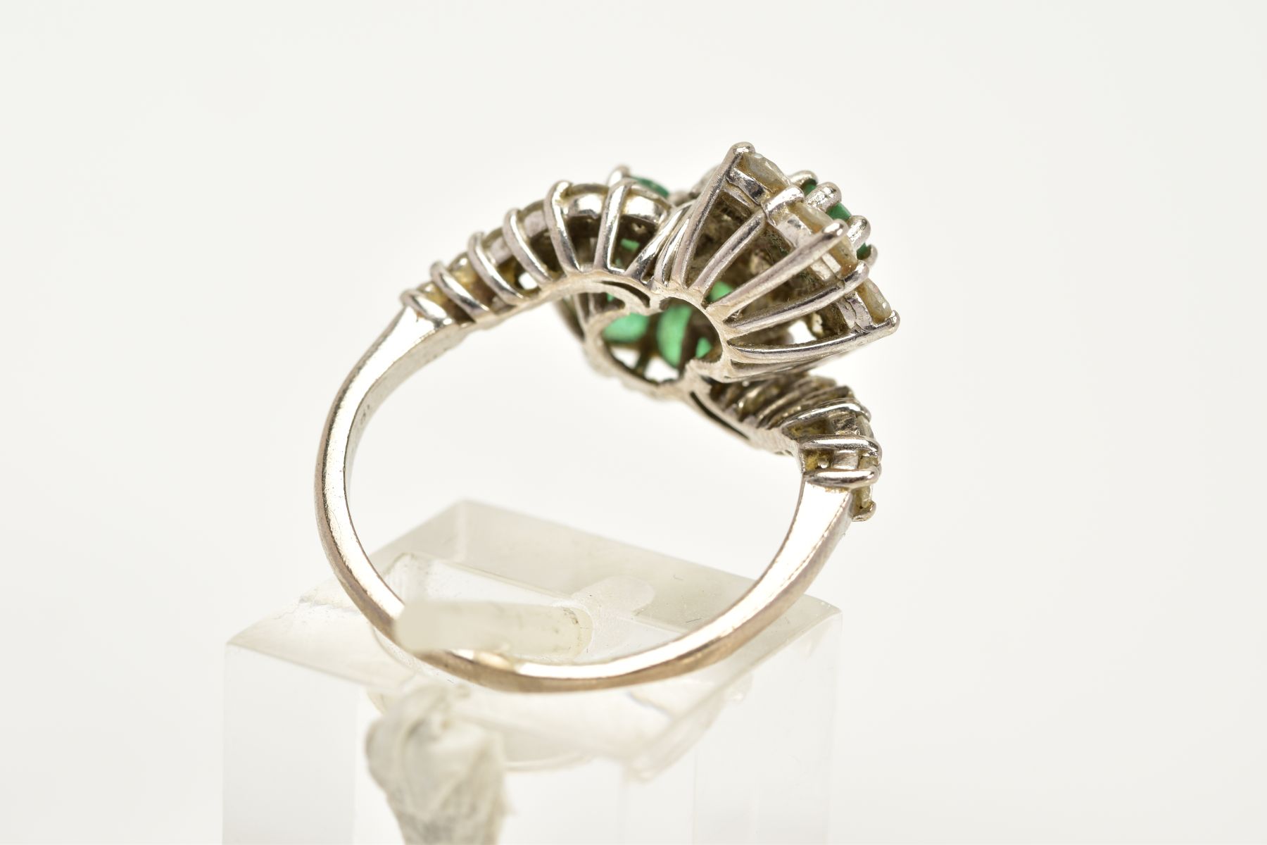 A DIAMOND AND EMERALD CROSSOVER RING, the white metal ring of crossover design, in the form of two - Image 3 of 6