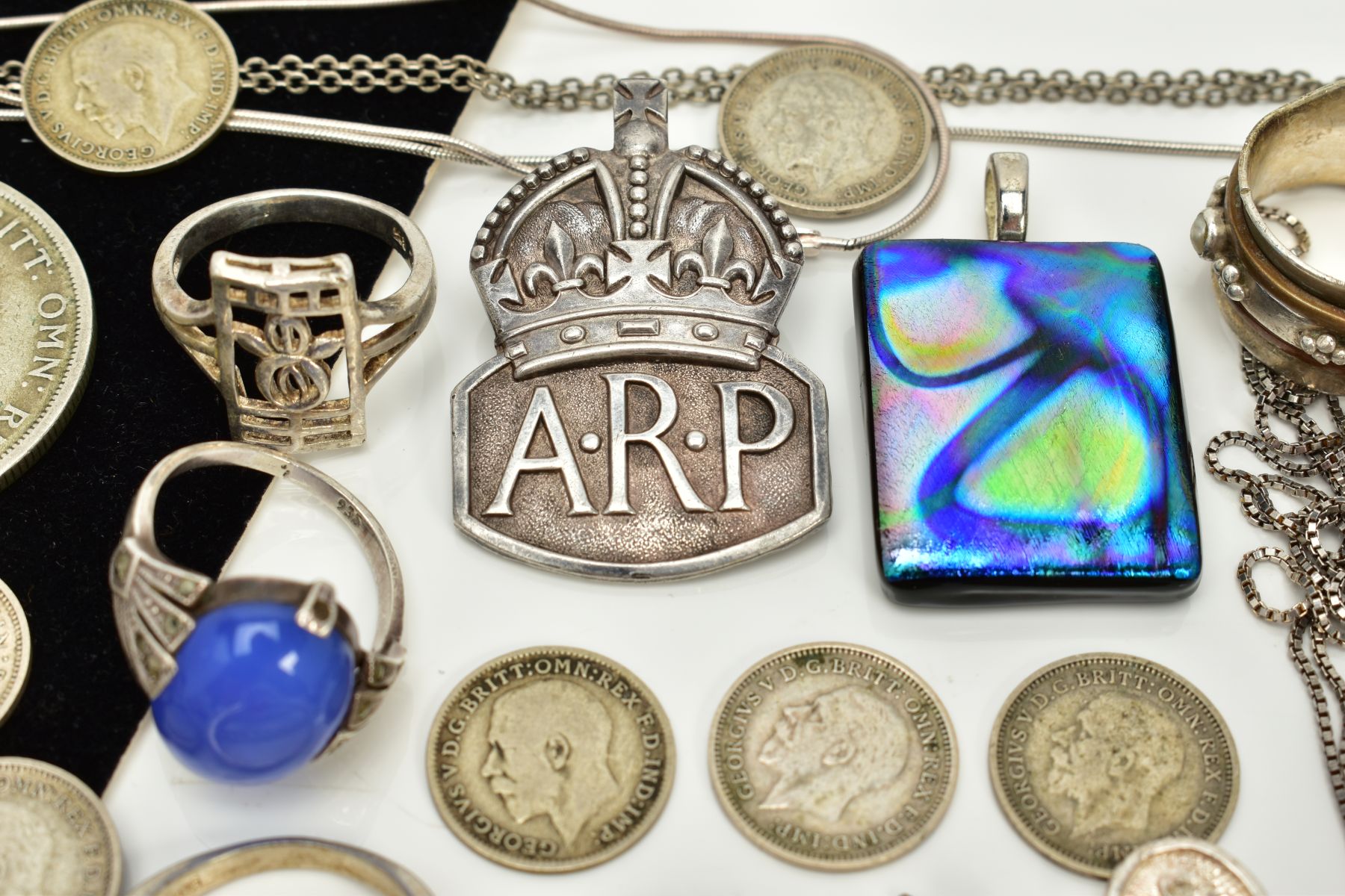 AN ASSORTED SELECTION OF JEWELLERY AND ITEMS, to include a silver A.R.P. Button medal, hallmarked - Image 4 of 5