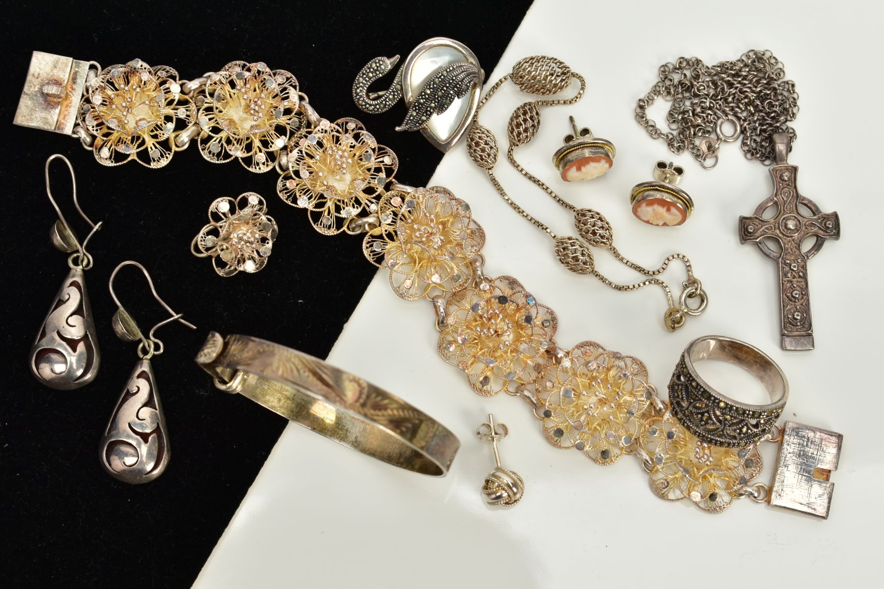A SMALL SELECTION OF JEWELLERY, to include a child's foliate engraved silver bangle, hallmarked