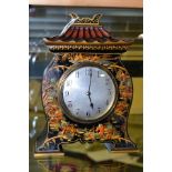 AN EARLY 20TH CENTURY PAGODA SHAPED LACQUERED CHINOISERIE MANTEL TIMEPIECE, the case decorated