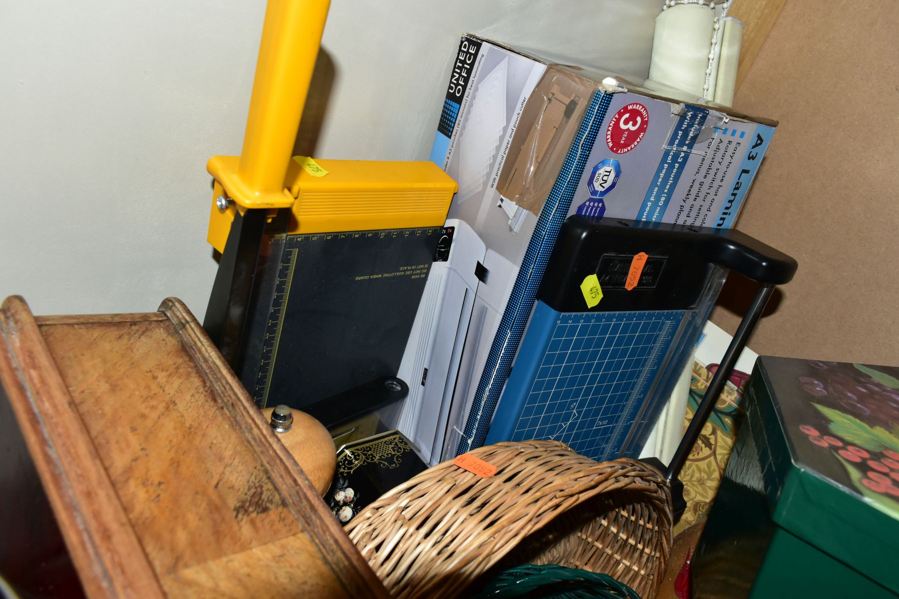 EIGHT BOXES AND LOOSE KITECHENALIA, HOUSEHOLD SUNDRIES, CERAMICS, BOOKS, ETC, including a carbuoy, - Image 10 of 18