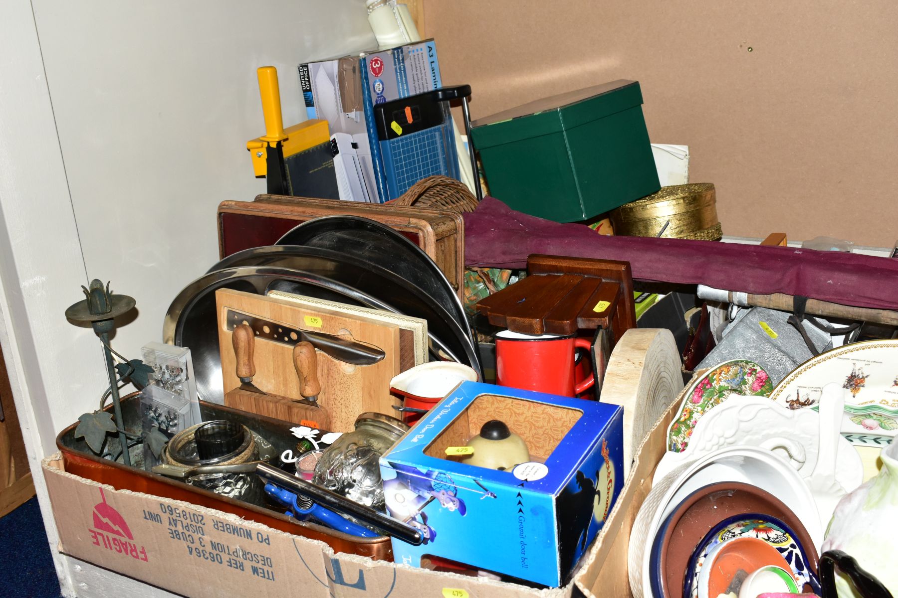 EIGHT BOXES AND LOOSE KITECHENALIA, HOUSEHOLD SUNDRIES, CERAMICS, BOOKS, ETC, including a carbuoy, - Image 3 of 18