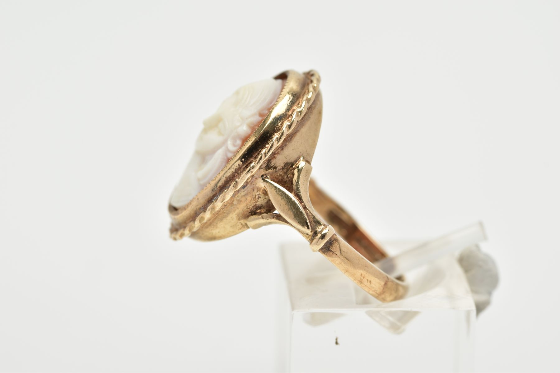 1 9CT GOLD CAMEO RING, of oval design depicting a lady in profile, within a collet mount and rope - Image 2 of 4